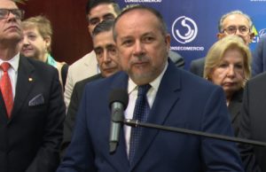 Hernández precisó que el sector privado enfrentaría un “impacto descomunal” con el aumento salarial