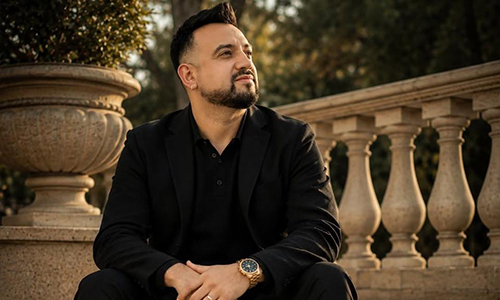 El production manager detrás de grandes artistas lanza un libro para creadores