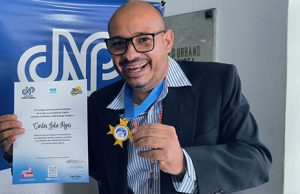 Periodista y defensor Carlos Julio Rojas fue condecorado con la “Medalla al mérito CNP Caracas”